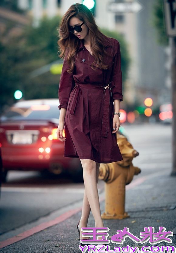 韩流明星李多海前不久远赴LA拍摄了一组时尚画报写着，在这组画报写真中，李多海穿着酒红色连衣裙，带上黑色墨镜，随意漫步在街头的画面，一举一动都能成为一张精致画报，本身就拥有完美身材的她，几乎不需要修饰就是一位非常完美的模特，分享李多海LA时尚街拍写真图，穿酒红色风衣尽显大牌女神范。