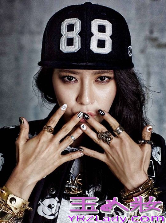 近日，runningman成员宋智孝为了某时尚杂志拍摄了一组秋冬画报写真，这组画报中，萌智一改往日形象，穿着酷劲十足的朋克风服饰，手上带着各种配饰，展示出一种帅气逼人的中性嘻哈风魅力。整个造型曝光后，引来众多粉丝震惊，分享宋智孝CAMPUS 10秋冬画报写真，变身朋克摇滚风变帅气男人。