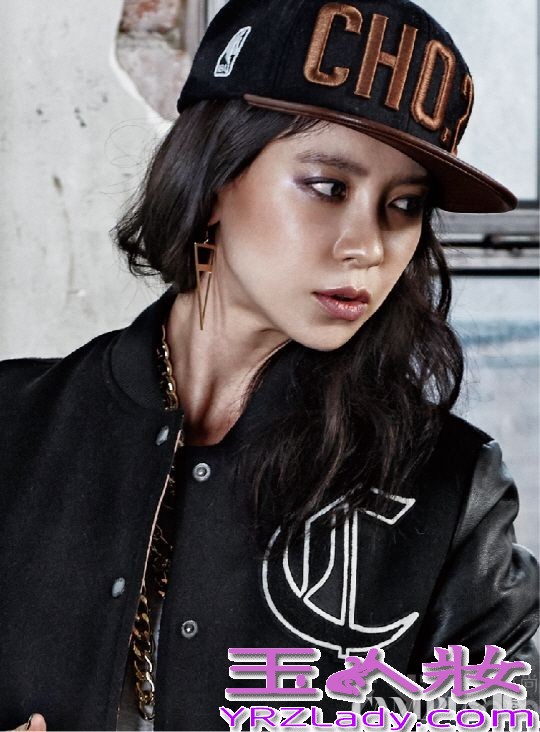 近日，runningman成员宋智孝为了某时尚杂志拍摄了一组秋冬画报写真，这组画报中，萌智一改往日形象，穿着酷劲十足的朋克风服饰，手上带着各种配饰，展示出一种帅气逼人的中性嘻哈风魅力。整个造型曝光后，引来众多粉丝震惊，分享宋智孝CAMPUS 10秋冬画报写真，变身朋克摇滚风变帅气男人。