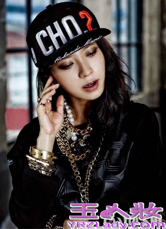 近日，runningman成员宋智孝为了某时尚杂志拍摄了一组秋冬画报写真，这组画报中，萌智一改往日形象，穿着酷劲十足的朋克风服饰，手上带着各种配饰，展示出一种帅气逼人的中性嘻哈风魅力。整个造型曝光后，引来众多粉丝震惊，分享宋智孝CAMPUS 10秋冬画报写真，变身朋克摇滚风变帅气男人。