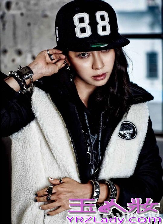 近日，runningman成员宋智孝为了某时尚杂志拍摄了一组秋冬画报写真，这组画报中，萌智一改往日形象，穿着酷劲十足的朋克风服饰，手上带着各种配饰，展示出一种帅气逼人的中性嘻哈风魅力。整个造型曝光后，引来众多粉丝震惊，分享宋智孝CAMPUS 10秋冬画报写真，变身朋克摇滚风变帅气男人。