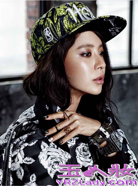 近日，runningman成员宋智孝为了某时尚杂志拍摄了一组秋冬画报写真，这组画报中，萌智一改往日形象，穿着酷劲十足的朋克风服饰，手上带着各种配饰，展示出一种帅气逼人的中性嘻哈风魅力。整个造型曝光后，引来众多粉丝震惊，分享宋智孝CAMPUS 10秋冬画报写真，变身朋克摇滚风变帅气男人。