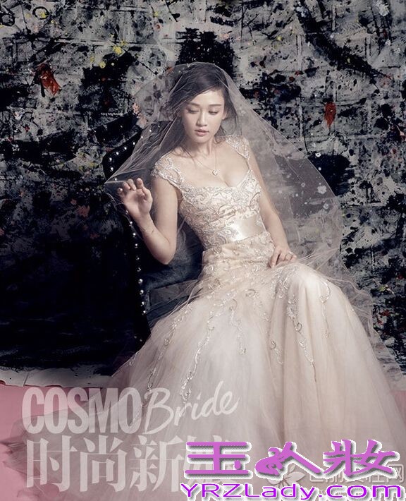 台湾偶像剧女王陈乔恩近日为杂志《时尚新娘》拍摄了一组写真图片，首次披上婚纱的陈乔恩看起来格外优雅高贵，并露出美人鱼般的好身材。给你带来全新的视觉感受。