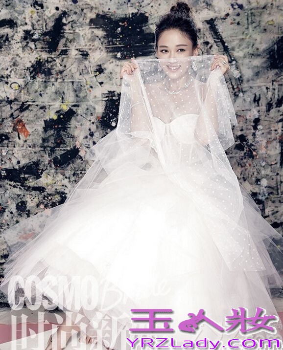 台湾偶像剧女王陈乔恩近日为杂志《时尚新娘》拍摄了一组写真图片，首次披上婚纱的陈乔恩看起来格外优雅高贵，并露出美人鱼般的好身材。给你带来全新的视觉感受。