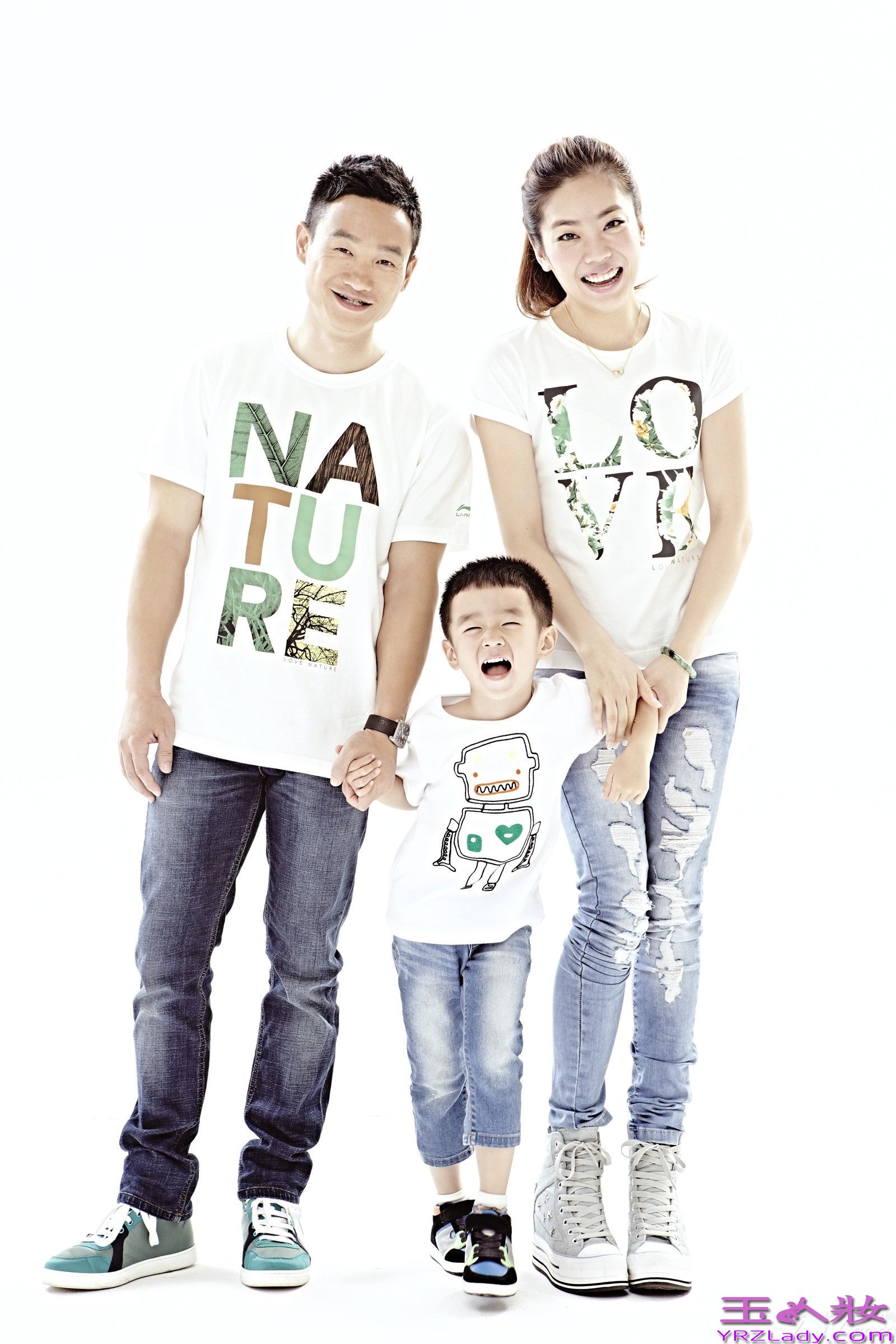 近日，杨威杨阳洋杨云一家的亲子家庭大片曝光。一家三口穿着同元素的T恤，画面协调。大片中，杨阳洋呆萌可爱，杨威内敛沉稳，杨云大气温婉，一家三口其乐融融，沉浸在幸福之中。《爸爸去哪儿》第二季已播出九期，呆萌的杨阳洋是杨威的暖心小王子，是头脑清晰的小大人，是村长的捧场王，父子俩热度不减，人气领跑，赢得一众粉丝的喜爱。