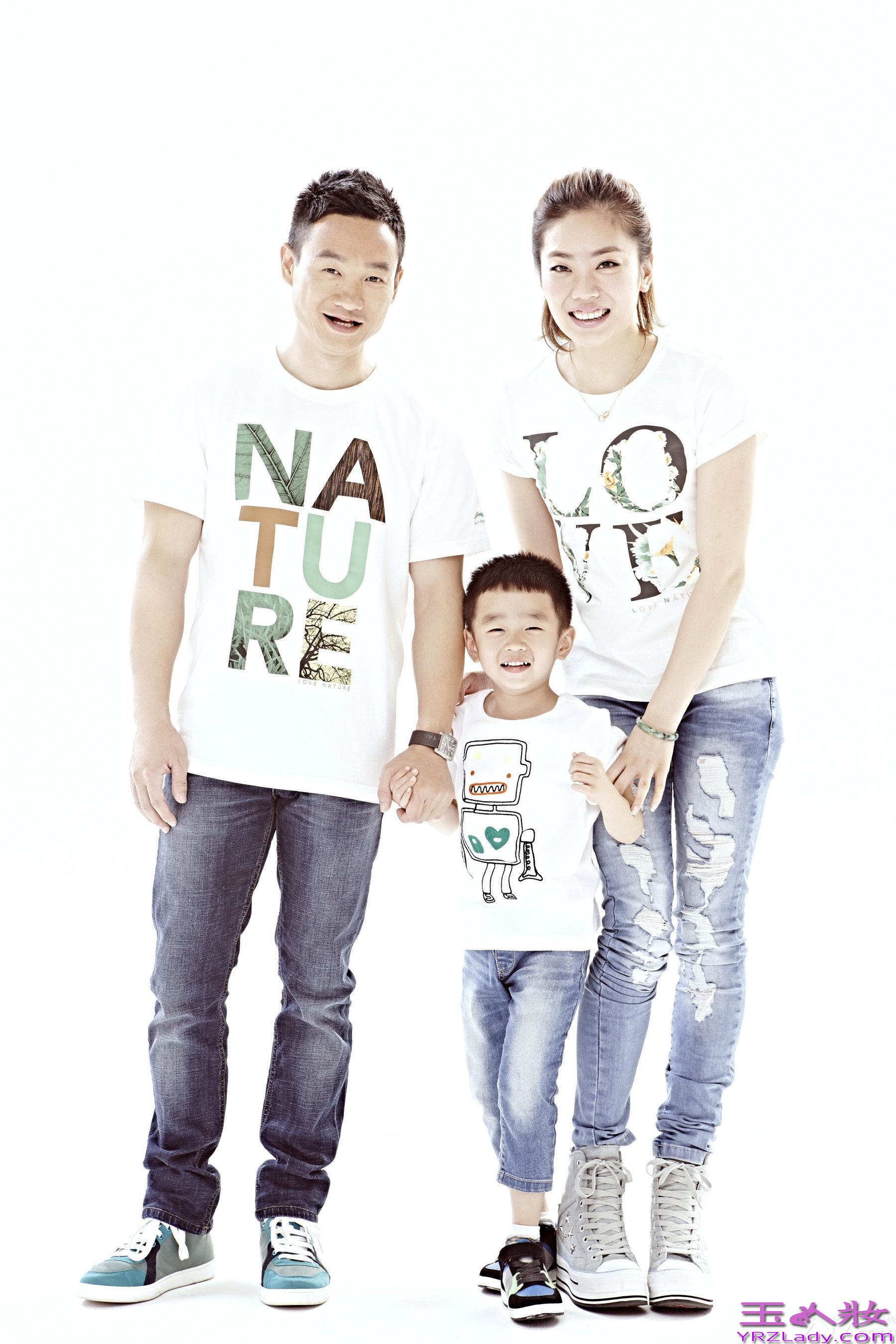 近日，杨威杨阳洋杨云一家的亲子家庭大片曝光。一家三口穿着同元素的T恤，画面协调。大片中，杨阳洋呆萌可爱，杨威内敛沉稳，杨云大气温婉，一家三口其乐融融，沉浸在幸福之中。《爸爸去哪儿》第二季已播出九期，呆萌的杨阳洋是杨威的暖心小王子，是头脑清晰的小大人，是村长的捧场王，父子俩热度不减，人气领跑，赢得一众粉丝的喜爱。