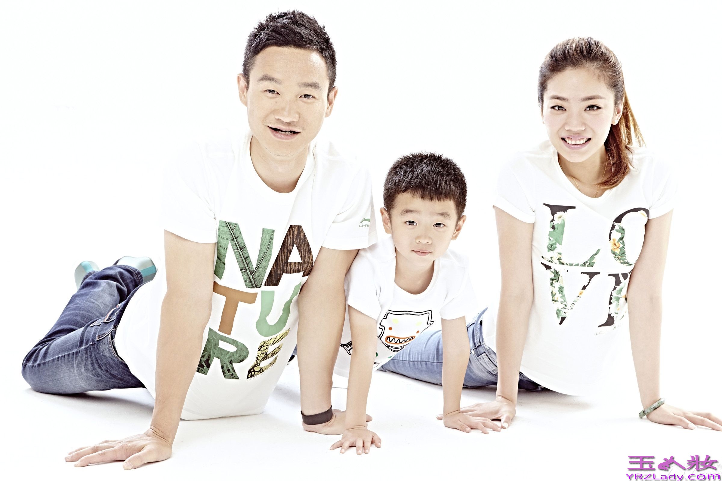 近日，杨威杨阳洋杨云一家的亲子家庭大片曝光。一家三口穿着同元素的T恤，画面协调。大片中，杨阳洋呆萌可爱，杨威内敛沉稳，杨云大气温婉，一家三口其乐融融，沉浸在幸福之中。《爸爸去哪儿》第二季已播出九期，呆萌的杨阳洋是杨威的暖心小王子，是头脑清晰的小大人，是村长的捧场王，父子俩热度不减，人气领跑，赢得一众粉丝的喜爱。