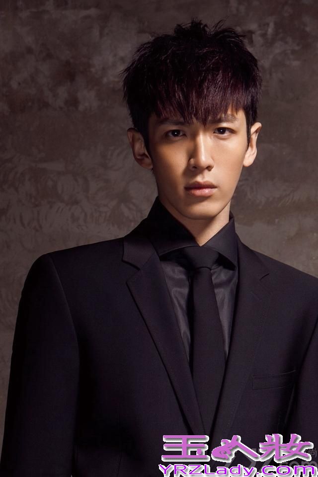 柯震东吸毒被抓的事件被各大网站刷屏，他穿着囚服面对央视镜头失声痛哭，在这个看脸的世界，有很多网友评论其穿着囚服的样子也很帅气。喜欢柯震东的小伙伴们，下面一起来回顾一下柯震东阳光写真图片吧！