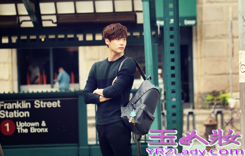 近日，长腿偶吧李钟硕为某时尚杂志拍摄了一组画报写真中，在这组画报写真中，李钟硕将自己的长腿优势完美展现，同时也是在完成了电视剧《dotor异乡人》，借由空暇休息时间来拍摄的。同时有消息称，李钟硕极有可能与朴信惠一起出演SBS新水木剧《匹诺曹》于11月播出。