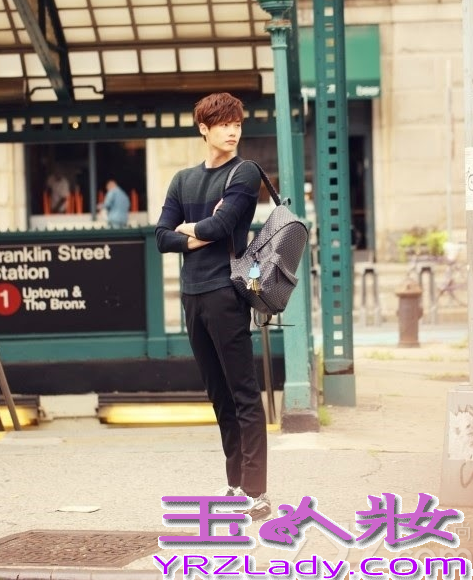 近日，长腿偶吧李钟硕为某时尚杂志拍摄了一组画报写真中，在这组画报写真中，李钟硕将自己的长腿优势完美展现，同时也是在完成了电视剧《dotor异乡人》，借由空暇休息时间来拍摄的。同时有消息称，李钟硕极有可能与朴信惠一起出演SBS新水木剧《匹诺曹》于11月播出。