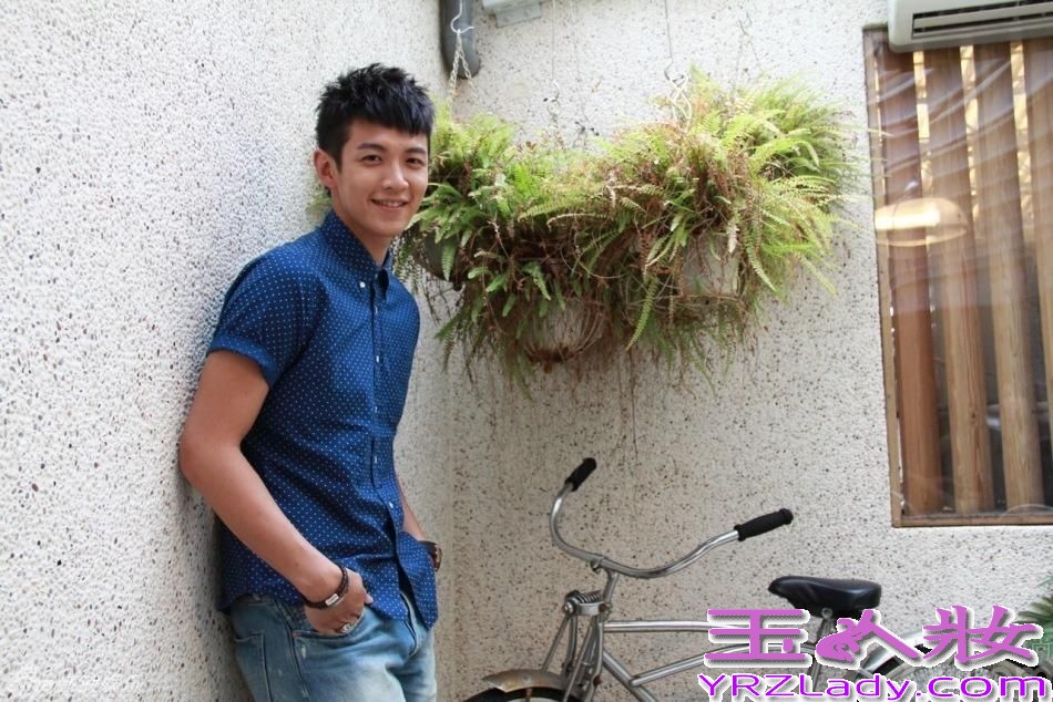 柯震东吸毒被抓的事件被各大网站刷屏，他穿着囚服面对央视镜头失声痛哭，在这个看脸的世界，有很多网友评论其穿着囚服的样子也很帅气。喜欢柯震东的小伙伴们，下面一起来回顾一下柯震东阳光写真图片吧！