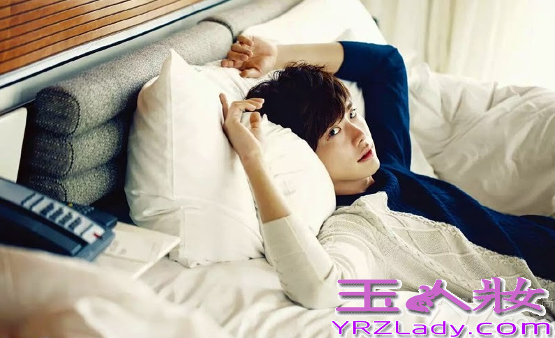 近日，长腿偶吧李钟硕为某时尚杂志拍摄了一组画报写真中，在这组画报写真中，李钟硕将自己的长腿优势完美展现，同时也是在完成了电视剧《dotor异乡人》，借由空暇休息时间来拍摄的。同时有消息称，李钟硕极有可能与朴信惠一起出演SBS新水木剧《匹诺曹》于11月播出。