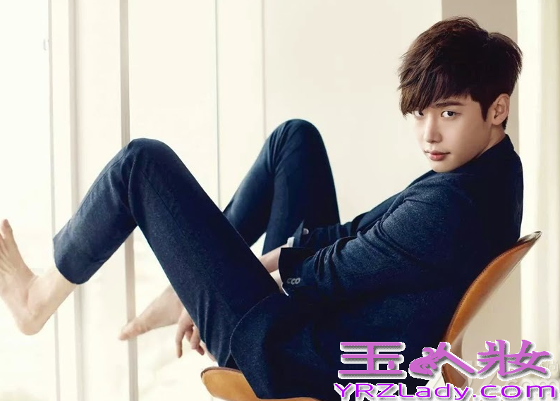 近日，长腿偶吧李钟硕为某时尚杂志拍摄了一组画报写真中，在这组画报写真中，李钟硕将自己的长腿优势完美展现，同时也是在完成了电视剧《dotor异乡人》，借由空暇休息时间来拍摄的。同时有消息称，李钟硕极有可能与朴信惠一起出演SBS新水木剧《匹诺曹》于11月播出。