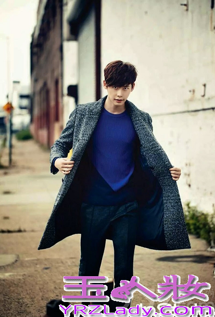 近日，长腿偶吧李钟硕为某时尚杂志拍摄了一组画报写真中，在这组画报写真中，李钟硕将自己的长腿优势完美展现，同时也是在完成了电视剧《dotor异乡人》，借由空暇休息时间来拍摄的。同时有消息称，李钟硕极有可能与朴信惠一起出演SBS新水木剧《匹诺曹》于11月播出。