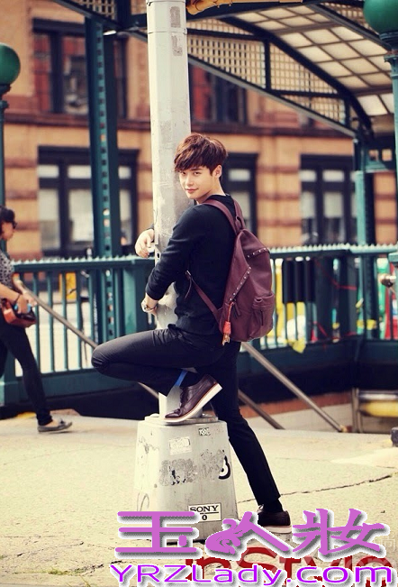 近日，长腿偶吧李钟硕为某时尚杂志拍摄了一组画报写真中，在这组画报写真中，李钟硕将自己的长腿优势完美展现，同时也是在完成了电视剧《dotor异乡人》，借由空暇休息时间来拍摄的。同时有消息称，李钟硕极有可能与朴信惠一起出演SBS新水木剧《匹诺曹》于11月播出。