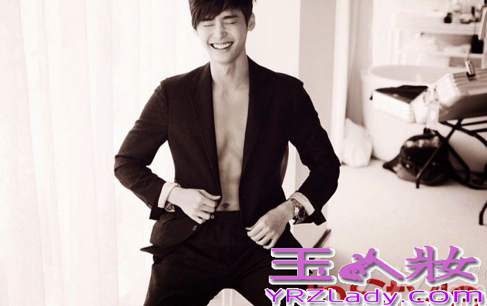 近日，长腿偶吧李钟硕为某时尚杂志拍摄了一组画报写真中，在这组画报写真中，李钟硕将自己的长腿优势完美展现，同时也是在完成了电视剧《dotor异乡人》，借由空暇休息时间来拍摄的。同时有消息称，李钟硕极有可能与朴信惠一起出演SBS新水木剧《匹诺曹》于11月播出。