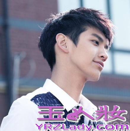 柯震东吸毒被抓的事件被各大网站刷屏，他穿着囚服面对央视镜头失声痛哭，在这个看脸的世界，有很多网友评论其穿着囚服的样子也很帅气。喜欢柯震东的小伙伴们，下面一起来回顾一下柯震东阳光写真图片吧！