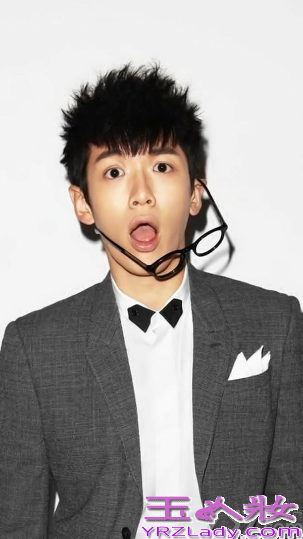 柯震东吸毒被抓的事件被各大网站刷屏，他穿着囚服面对央视镜头失声痛哭，在这个看脸的世界，有很多网友评论其穿着囚服的样子也很帅气。喜欢柯震东的小伙伴们，下面一起来回顾一下柯震东阳光写真图片吧！