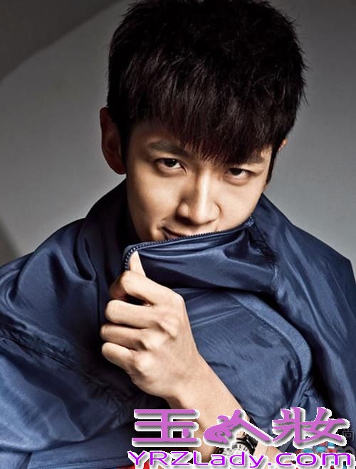 柯震东吸毒被抓的事件被各大网站刷屏，他穿着囚服面对央视镜头失声痛哭，在这个看脸的世界，有很多网友评论其穿着囚服的样子也很帅气。喜欢柯震东的小伙伴们，下面一起来回顾一下柯震东阳光写真图片吧！