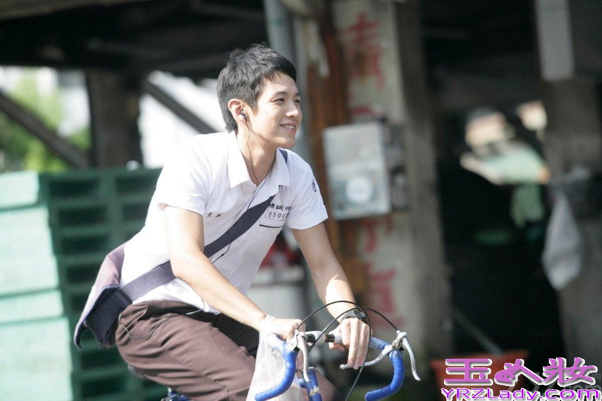 柯震东吸毒被抓的事件被各大网站刷屏，他穿着囚服面对央视镜头失声痛哭，在这个看脸的世界，有很多网友评论其穿着囚服的样子也很帅气。喜欢柯震东的小伙伴们，下面一起来回顾一下柯震东阳光写真图片吧！