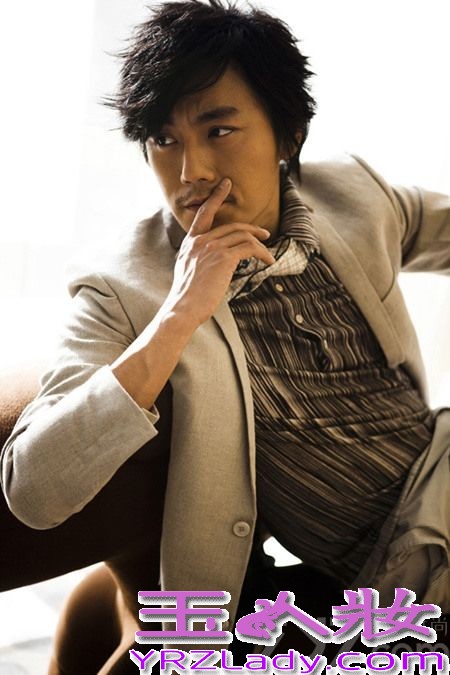 作为国际影坛知名的华语男星，秦昊不仅在国外收获众多影迷，还被不少国内同行看好。曾在《后会无期》中有过上佳表现的王珞丹就十分喜爱他和导演娄烨合作的经典文艺片。如今转而开拓商业片领域，秦昊的银幕作品将被更广大的观众所接受。下面就一起来看看他的最新写真照吧！