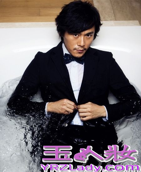 作为国际影坛知名的华语男星，秦昊不仅在国外收获众多影迷，还被不少国内同行看好。曾在《后会无期》中有过上佳表现的王珞丹就十分喜爱他和导演娄烨合作的经典文艺片。如今转而开拓商业片领域，秦昊的银幕作品将被更广大的观众所接受。下面就一起来看看他的最新写真照吧！