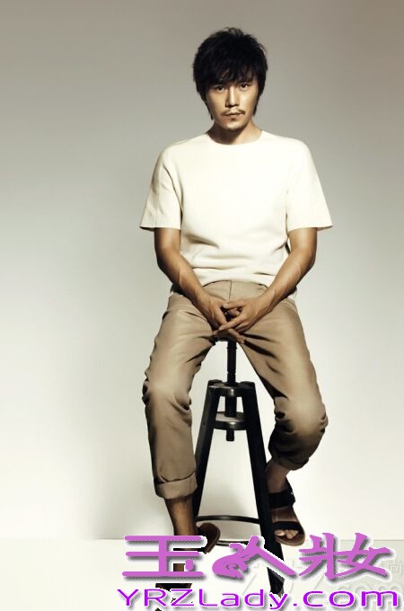 作为国际影坛知名的华语男星，秦昊不仅在国外收获众多影迷，还被不少国内同行看好。曾在《后会无期》中有过上佳表现的王珞丹就十分喜爱他和导演娄烨合作的经典文艺片。如今转而开拓商业片领域，秦昊的银幕作品将被更广大的观众所接受。下面就一起来看看他的最新写真照吧！