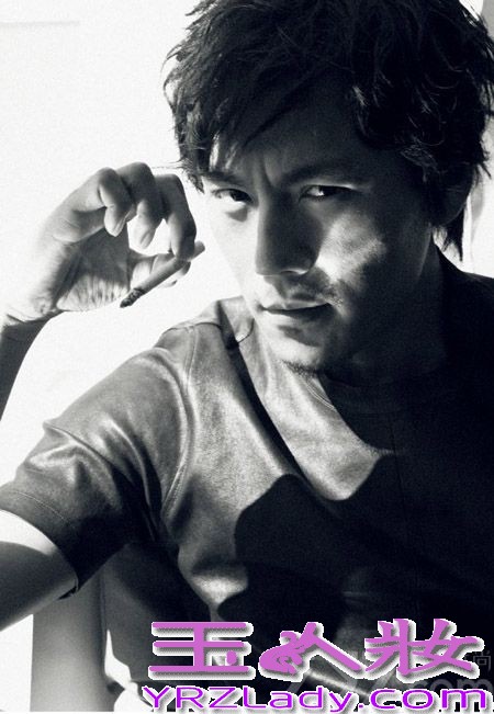 作为国际影坛知名的华语男星，秦昊不仅在国外收获众多影迷，还被不少国内同行看好。曾在《后会无期》中有过上佳表现的王珞丹就十分喜爱他和导演娄烨合作的经典文艺片。如今转而开拓商业片领域，秦昊的银幕作品将被更广大的观众所接受。下面就一起来看看他的最新写真照吧！