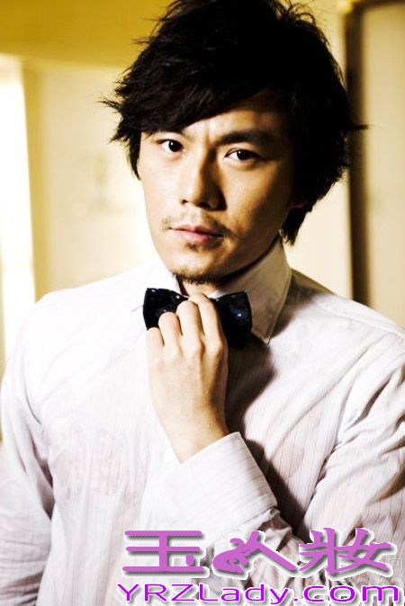 作为国际影坛知名的华语男星，秦昊不仅在国外收获众多影迷，还被不少国内同行看好。曾在《后会无期》中有过上佳表现的王珞丹就十分喜爱他和导演娄烨合作的经典文艺片。如今转而开拓商业片领域，秦昊的银幕作品将被更广大的观众所接受。下面就一起来看看他的最新写真照吧！