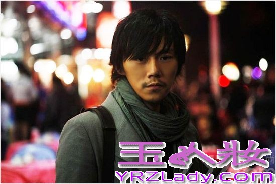 作为国际影坛知名的华语男星，秦昊不仅在国外收获众多影迷，还被不少国内同行看好。曾在《后会无期》中有过上佳表现的王珞丹就十分喜爱他和导演娄烨合作的经典文艺片。如今转而开拓商业片领域，秦昊的银幕作品将被更广大的观众所接受。下面就一起来看看他的最新写真照吧！