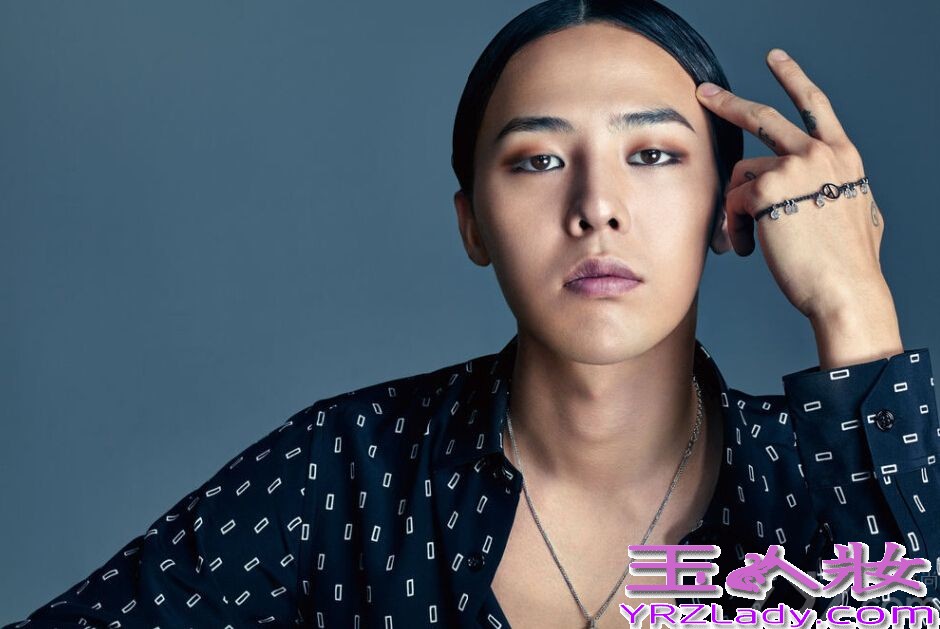 近日，G-Dragon权志龙为自己设计的一款时尚饰品拍摄了一组魅惑时尚写真大片，一直都走在时尚潮流前线的权志龙，不管是音乐还是设计饰品上又或者是穿衣打扮上，都是很多韩星甚至是欧美时尚潮人们称赞的对象。而这组时尚魅惑写真图片中，G-Dragon依旧展示了个性、张扬的时尚魅力，分享G-Dragon权志龙亲自设计饰品，魅惑时尚写真图片秒杀全场。