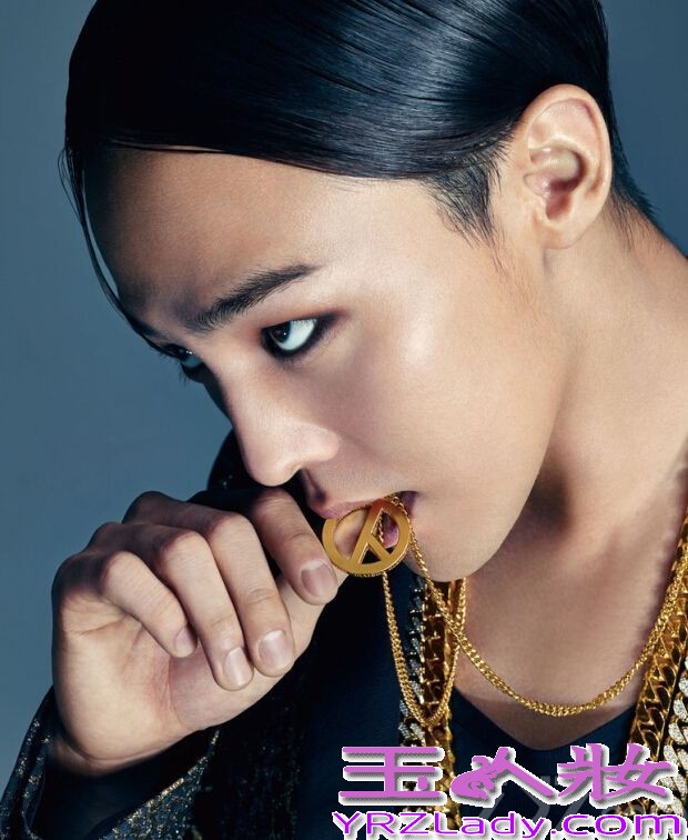 近日，G-Dragon权志龙为自己设计的一款时尚饰品拍摄了一组魅惑时尚写真大片，一直都走在时尚潮流前线的权志龙，不管是音乐还是设计饰品上又或者是穿衣打扮上，都是很多韩星甚至是欧美时尚潮人们称赞的对象。而这组时尚魅惑写真图片中，G-Dragon依旧展示了个性、张扬的时尚魅力，分享G-Dragon权志龙亲自设计饰品，魅惑时尚写真图片秒杀全场。