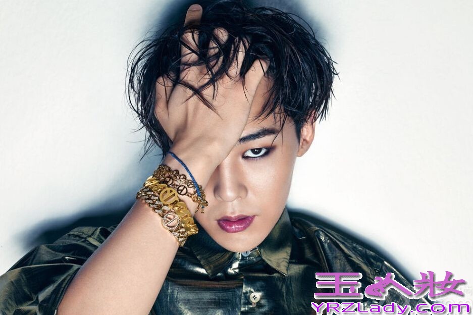 近日，G-Dragon权志龙为自己设计的一款时尚饰品拍摄了一组魅惑时尚写真大片，一直都走在时尚潮流前线的权志龙，不管是音乐还是设计饰品上又或者是穿衣打扮上，都是很多韩星甚至是欧美时尚潮人们称赞的对象。而这组时尚魅惑写真图片中，G-Dragon依旧展示了个性、张扬的时尚魅力，分享G-Dragon权志龙亲自设计饰品，魅惑时尚写真图片秒杀全场。