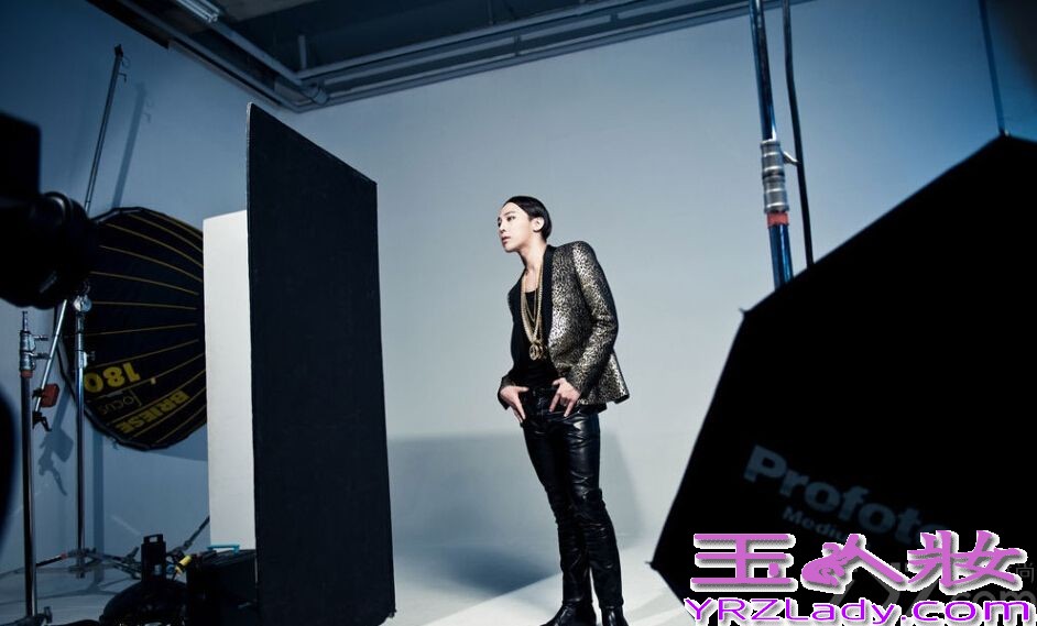 近日，G-Dragon权志龙为自己设计的一款时尚饰品拍摄了一组魅惑时尚写真大片，一直都走在时尚潮流前线的权志龙，不管是音乐还是设计饰品上又或者是穿衣打扮上，都是很多韩星甚至是欧美时尚潮人们称赞的对象。而这组时尚魅惑写真图片中，G-Dragon依旧展示了个性、张扬的时尚魅力，分享G-Dragon权志龙亲自设计饰品，魅惑时尚写真图片秒杀全场。