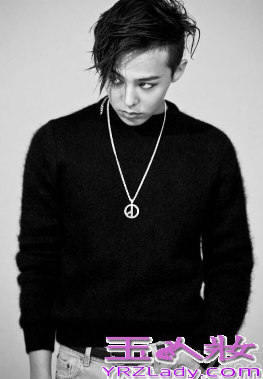 近日，G-Dragon权志龙为自己设计的一款时尚饰品拍摄了一组魅惑时尚写真大片，一直都走在时尚潮流前线的权志龙，不管是音乐还是设计饰品上又或者是穿衣打扮上，都是很多韩星甚至是欧美时尚潮人们称赞的对象。而这组时尚魅惑写真图片中，G-Dragon依旧展示了个性、张扬的时尚魅力，分享G-Dragon权志龙亲自设计饰品，魅惑时尚写真图片秒杀全场。