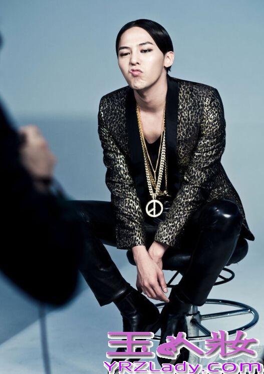 近日，G-Dragon权志龙为自己设计的一款时尚饰品拍摄了一组魅惑时尚写真大片，一直都走在时尚潮流前线的权志龙，不管是音乐还是设计饰品上又或者是穿衣打扮上，都是很多韩星甚至是欧美时尚潮人们称赞的对象。而这组时尚魅惑写真图片中，G-Dragon依旧展示了个性、张扬的时尚魅力，分享G-Dragon权志龙亲自设计饰品，魅惑时尚写真图片秒杀全场。