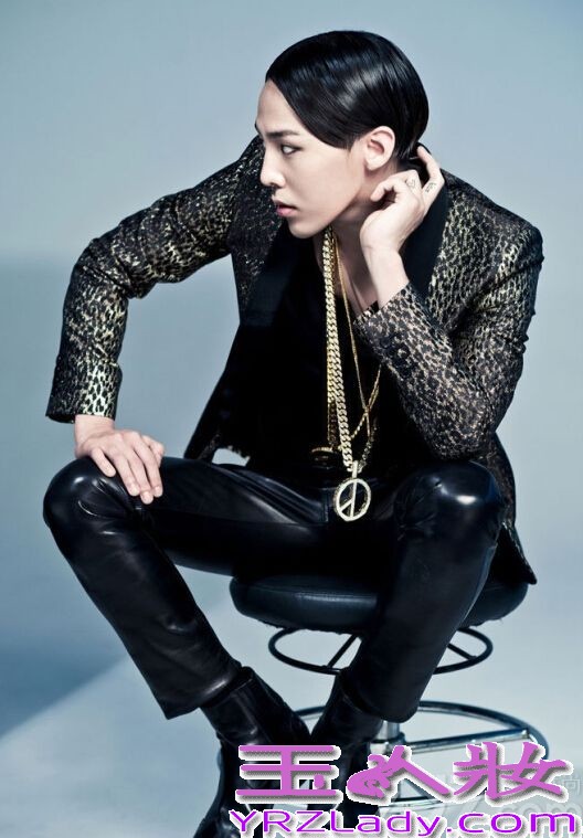 近日，G-Dragon权志龙为自己设计的一款时尚饰品拍摄了一组魅惑时尚写真大片，一直都走在时尚潮流前线的权志龙，不管是音乐还是设计饰品上又或者是穿衣打扮上，都是很多韩星甚至是欧美时尚潮人们称赞的对象。而这组时尚魅惑写真图片中，G-Dragon依旧展示了个性、张扬的时尚魅力，分享G-Dragon权志龙亲自设计饰品，魅惑时尚写真图片秒杀全场。