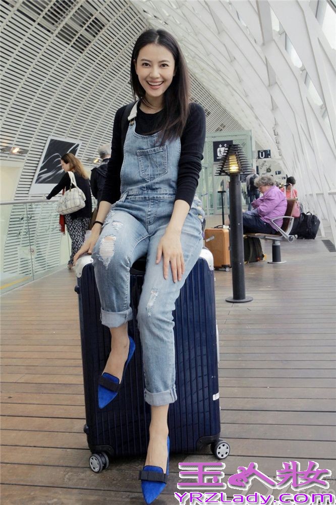 近日，高圆圆结束了为期近两周的欧洲工作之旅，并曝光了一组造型百变的街拍大片。此次行程中，高圆圆踏足意大利、西班牙和法国，在意大利的罗马、佛罗伦萨，西班牙的帕尔玛岛及巴塞罗那，法国马赛和普罗旺斯等地都留下了翩跹身影。多变的造型更是与各地气质完美融合，或清新可人，或复古摩登，随心流露百变之美，个性真我次第绽放。