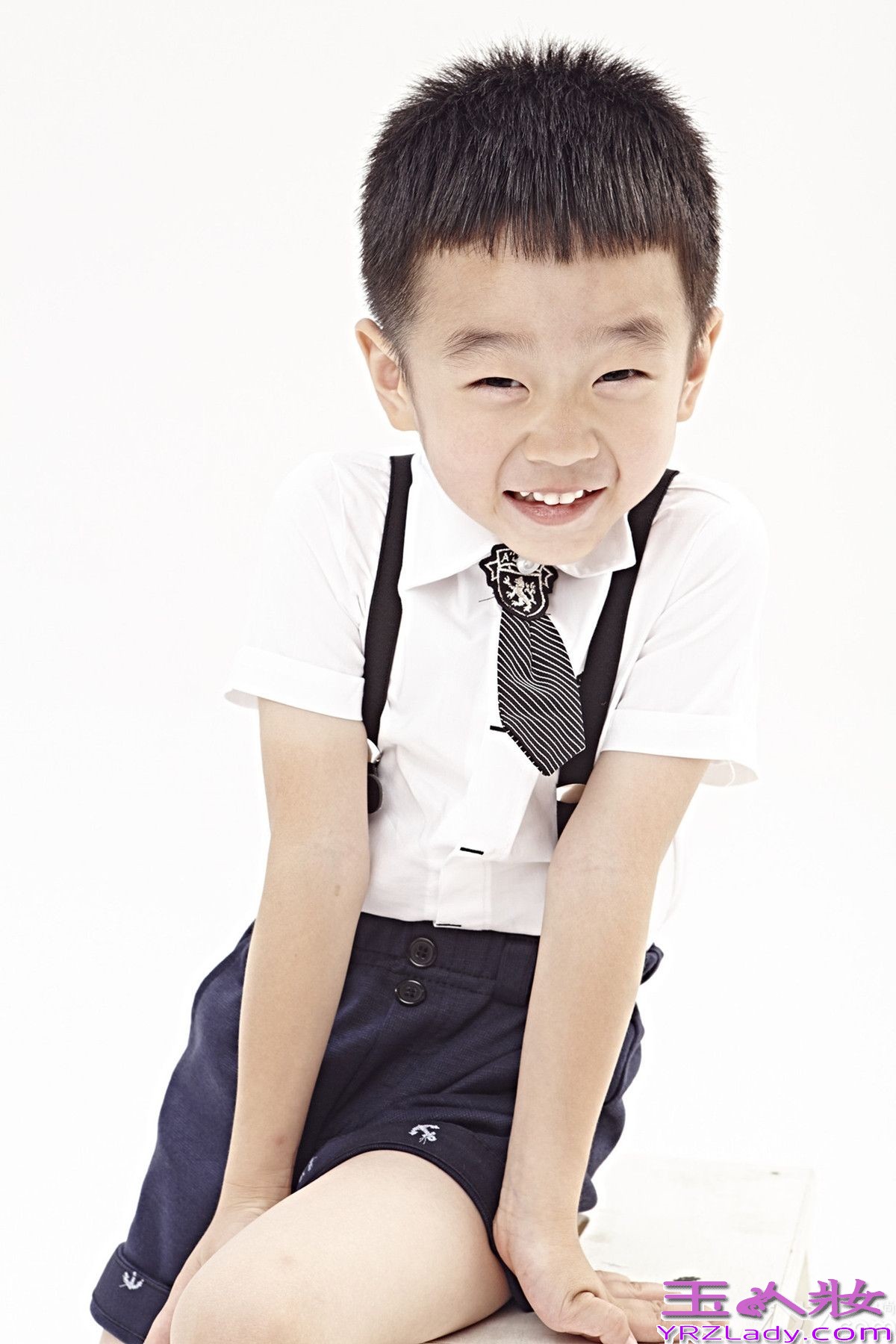 《爸爸去哪儿》第二季，作为国内关注度最高的亲子户外真人秀节目，至今已播出六期，第二季的嘉宾中最特别的当属杨威和杨阳洋这对父子，世界冠军杨威之子-杨阳洋自《快乐大本营》亮相之后，呆萌形象已为他网罗一大批粉丝，在《爸爸去哪儿》第二季中，杨阳洋的呆萌、羞涩、可爱、单纯、低气压，这五大绝招，让杨阳洋一路人气领跑，拔得人气宝排行榜头筹，其中呆萌以33%的得票率成为网民对杨阳洋的最深印象。杨阳洋小小年纪，时常语出惊人，让众人捧腹大笑，表情也是变幻莫测，实在是五位萌娃中的表情帝。近日，杨阳洋的大片曝光，丰富的表情让人欲罢不能。