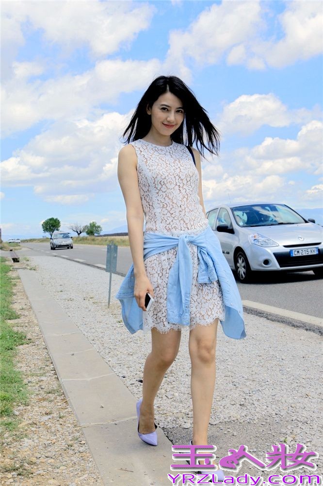 近日，高圆圆结束了为期近两周的欧洲工作之旅，并曝光了一组造型百变的街拍大片。此次行程中，高圆圆踏足意大利、西班牙和法国，在意大利的罗马、佛罗伦萨，西班牙的帕尔玛岛及巴塞罗那，法国马赛和普罗旺斯等地都留下了翩跹身影。多变的造型更是与各地气质完美融合，或清新可人，或复古摩登，随心流露百变之美，个性真我次第绽放。