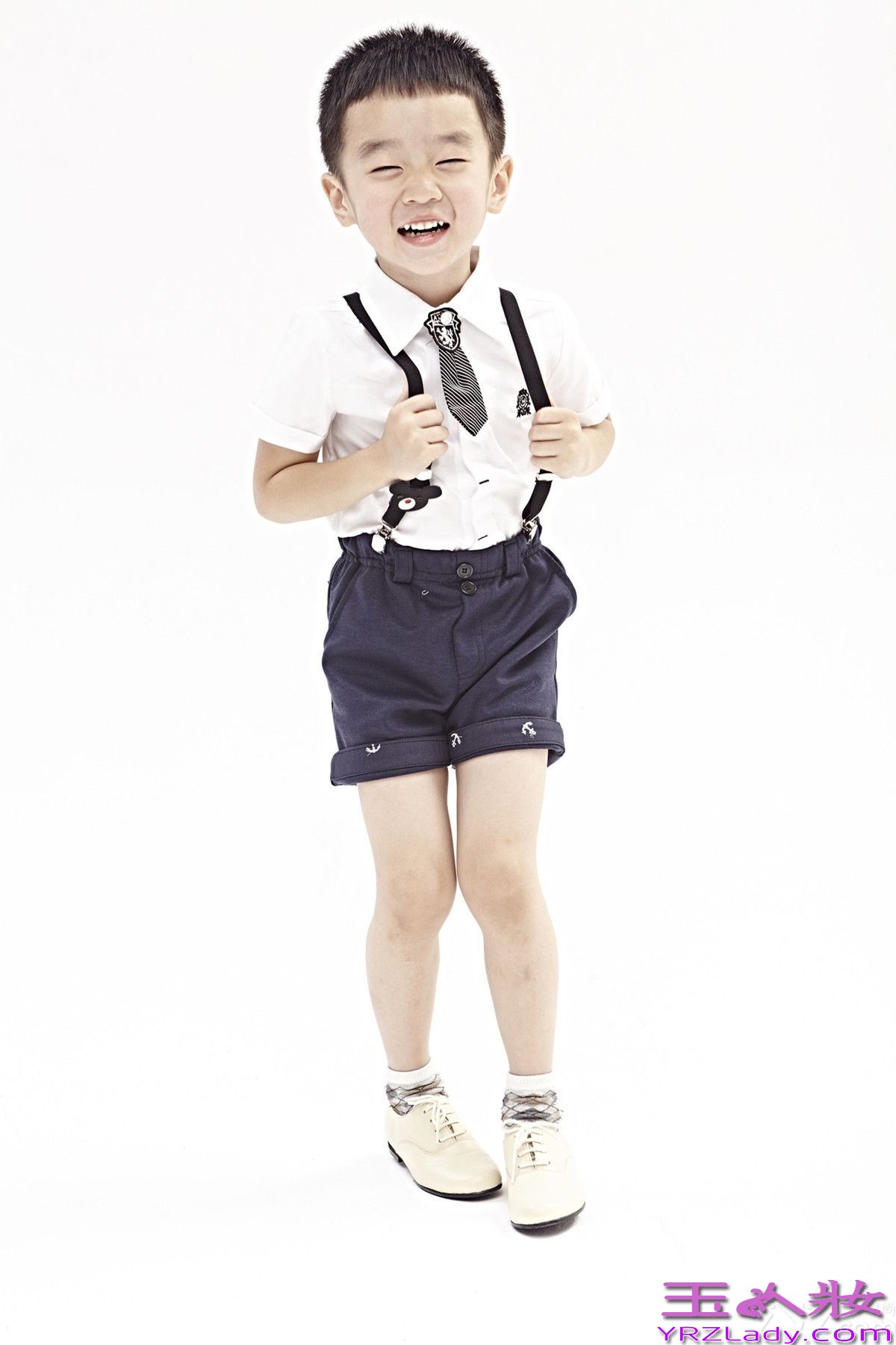 《爸爸去哪儿》第二季，作为国内关注度最高的亲子户外真人秀节目，至今已播出六期，第二季的嘉宾中最特别的当属杨威和杨阳洋这对父子，世界冠军杨威之子-杨阳洋自《快乐大本营》亮相之后，呆萌形象已为他网罗一大批粉丝，在《爸爸去哪儿》第二季中，杨阳洋的呆萌、羞涩、可爱、单纯、低气压，这五大绝招，让杨阳洋一路人气领跑，拔得人气宝排行榜头筹，其中呆萌以33%的得票率成为网民对杨阳洋的最深印象。杨阳洋小小年纪，时常语出惊人，让众人捧腹大笑，表情也是变幻莫测，实在是五位萌娃中的表情帝。近日，杨阳洋的大片曝光，丰富的表情让人欲罢不能。