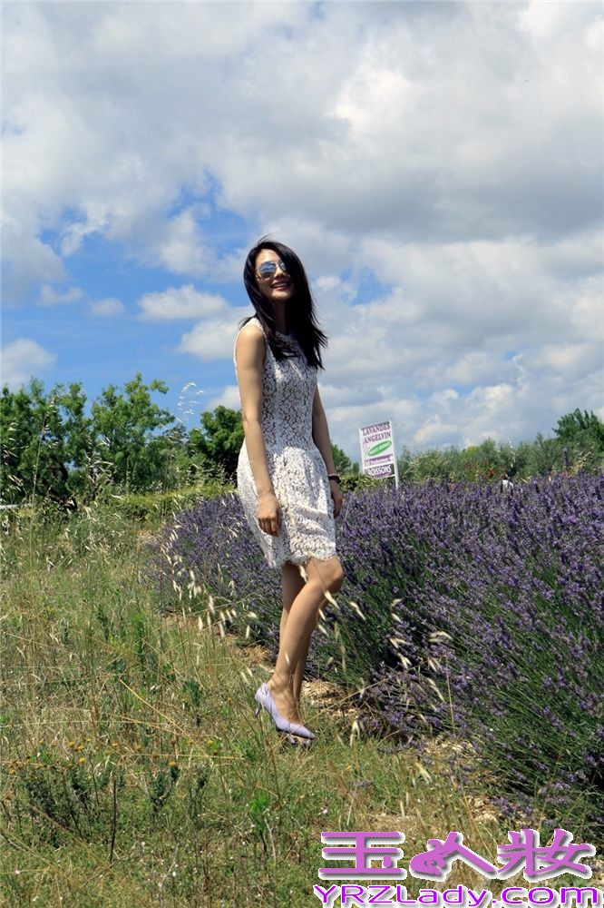 近日，高圆圆结束了为期近两周的欧洲工作之旅，并曝光了一组造型百变的街拍大片。此次行程中，高圆圆踏足意大利、西班牙和法国，在意大利的罗马、佛罗伦萨，西班牙的帕尔玛岛及巴塞罗那，法国马赛和普罗旺斯等地都留下了翩跹身影。多变的造型更是与各地气质完美融合，或清新可人，或复古摩登，随心流露百变之美，个性真我次第绽放。