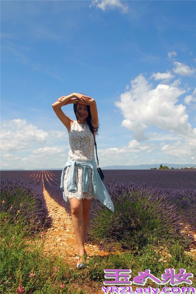 近日，高圆圆结束了为期近两周的欧洲工作之旅，并曝光了一组造型百变的街拍大片。此次行程中，高圆圆踏足意大利、西班牙和法国，在意大利的罗马、佛罗伦萨，西班牙的帕尔玛岛及巴塞罗那，法国马赛和普罗旺斯等地都留下了翩跹身影。多变的造型更是与各地气质完美融合，或清新可人，或复古摩登，随心流露百变之美，个性真我次第绽放。