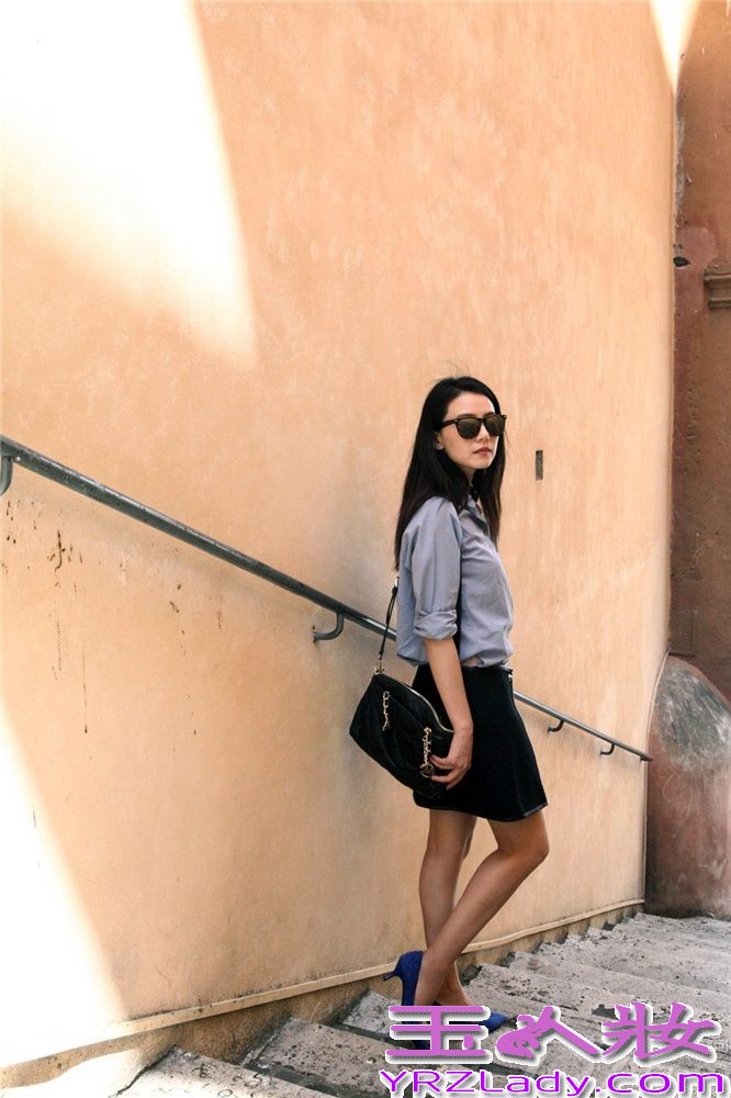 近日，高圆圆结束了为期近两周的欧洲工作之旅，并曝光了一组造型百变的街拍大片。此次行程中，高圆圆踏足意大利、西班牙和法国，在意大利的罗马、佛罗伦萨，西班牙的帕尔玛岛及巴塞罗那，法国马赛和普罗旺斯等地都留下了翩跹身影。多变的造型更是与各地气质完美融合，或清新可人，或复古摩登，随心流露百变之美，个性真我次第绽放。