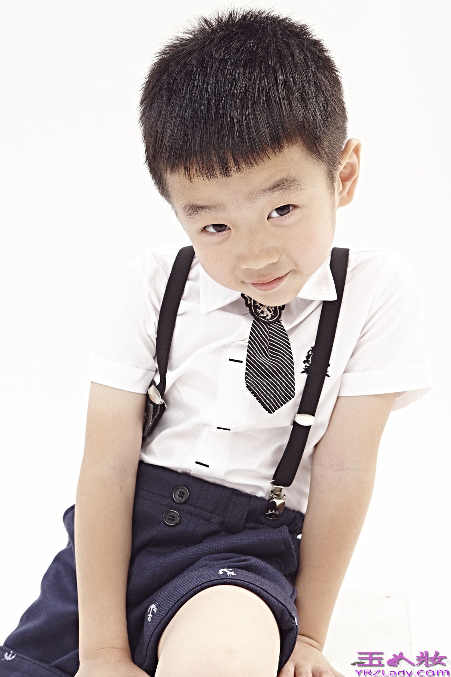 《爸爸去哪儿》第二季，作为国内关注度最高的亲子户外真人秀节目，至今已播出六期，第二季的嘉宾中最特别的当属杨威和杨阳洋这对父子，世界冠军杨威之子-杨阳洋自《快乐大本营》亮相之后，呆萌形象已为他网罗一大批粉丝，在《爸爸去哪儿》第二季中，杨阳洋的呆萌、羞涩、可爱、单纯、低气压，这五大绝招，让杨阳洋一路人气领跑，拔得人气宝排行榜头筹，其中呆萌以33%的得票率成为网民对杨阳洋的最深印象。杨阳洋小小年纪，时常语出惊人，让众人捧腹大笑，表情也是变幻莫测，实在是五位萌娃中的表情帝。近日，杨阳洋的大片曝光，丰富的表情让人欲罢不能。