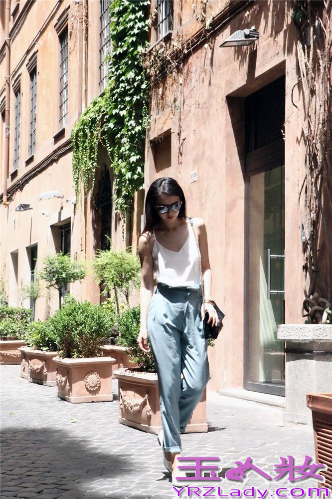 近日，高圆圆结束了为期近两周的欧洲工作之旅，并曝光了一组造型百变的街拍大片。此次行程中，高圆圆踏足意大利、西班牙和法国，在意大利的罗马、佛罗伦萨，西班牙的帕尔玛岛及巴塞罗那，法国马赛和普罗旺斯等地都留下了翩跹身影。多变的造型更是与各地气质完美融合，或清新可人，或复古摩登，随心流露百变之美，个性真我次第绽放。