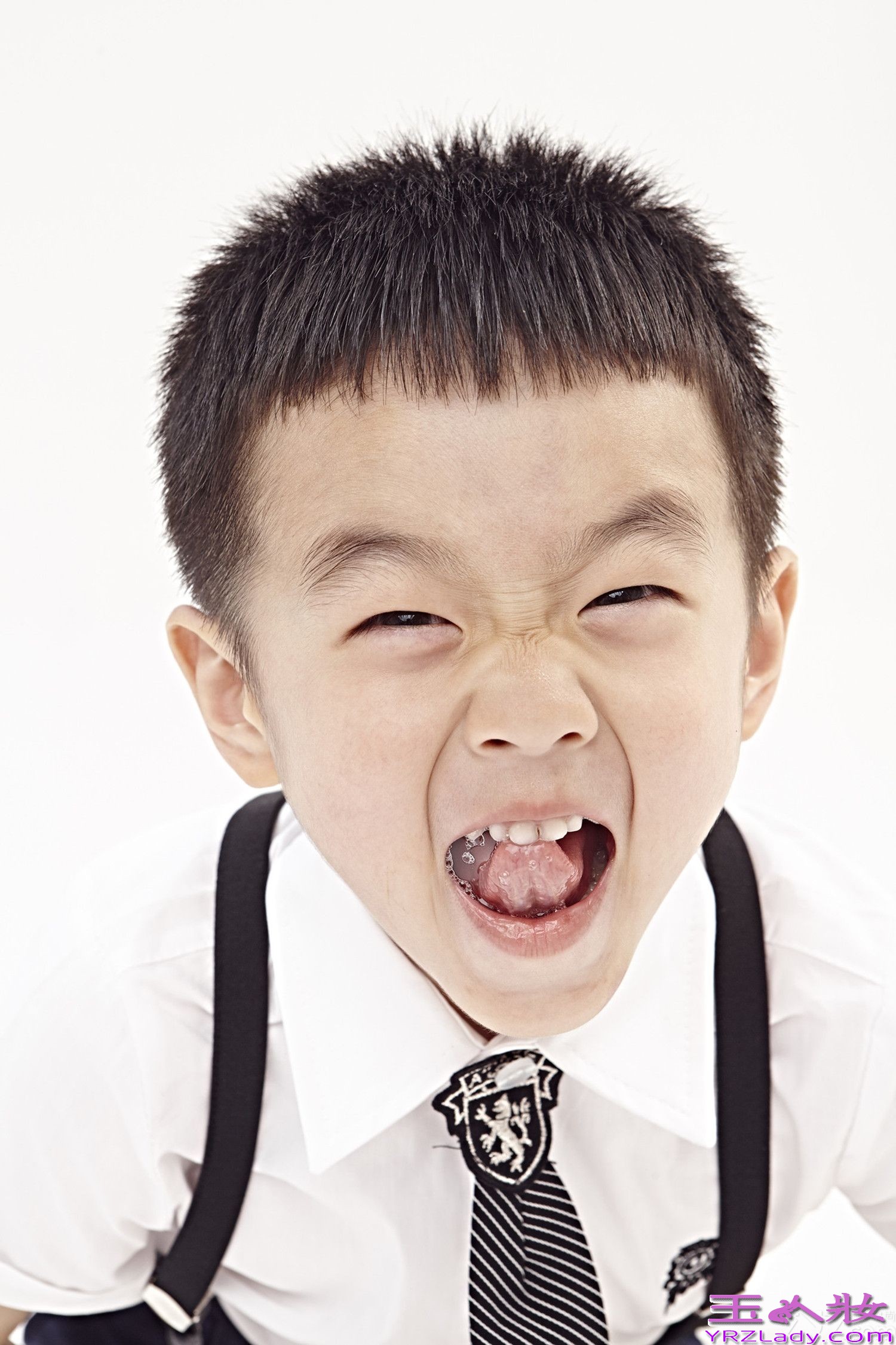 《爸爸去哪儿》第二季，作为国内关注度最高的亲子户外真人秀节目，至今已播出六期，第二季的嘉宾中最特别的当属杨威和杨阳洋这对父子，世界冠军杨威之子-杨阳洋自《快乐大本营》亮相之后，呆萌形象已为他网罗一大批粉丝，在《爸爸去哪儿》第二季中，杨阳洋的呆萌、羞涩、可爱、单纯、低气压，这五大绝招，让杨阳洋一路人气领跑，拔得人气宝排行榜头筹，其中呆萌以33%的得票率成为网民对杨阳洋的最深印象。杨阳洋小小年纪，时常语出惊人，让众人捧腹大笑，表情也是变幻莫测，实在是五位萌娃中的表情帝。近日，杨阳洋的大片曝光，丰富的表情让人欲罢不能。