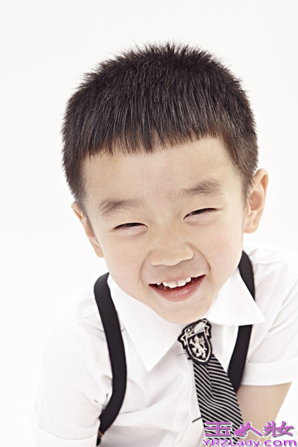 《爸爸去哪儿》第二季，作为国内关注度最高的亲子户外真人秀节目，至今已播出六期，第二季的嘉宾中最特别的当属杨威和杨阳洋这对父子，世界冠军杨威之子-杨阳洋自《快乐大本营》亮相之后，呆萌形象已为他网罗一大批粉丝，在《爸爸去哪儿》第二季中，杨阳洋的呆萌、羞涩、可爱、单纯、低气压，这五大绝招，让杨阳洋一路人气领跑，拔得人气宝排行榜头筹，其中呆萌以33%的得票率成为网民对杨阳洋的最深印象。杨阳洋小小年纪，时常语出惊人，让众人捧腹大笑，表情也是变幻莫测，实在是五位萌娃中的表情帝。近日，杨阳洋的大片曝光，丰富的表情让人欲罢不能。