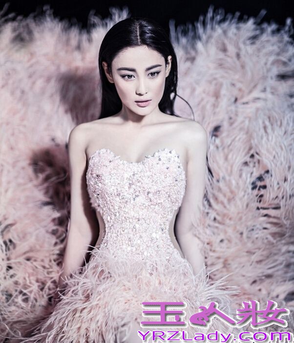 内地女星张馨予自与前男友李晨分手后就变得低调很多，近日她拍摄了一组最新性感写真图片，抛开昔日的大尺度，这一次的写真看起来更加高贵典雅。不过抹胸的羽毛裙还是难掩饱满的好身材。
