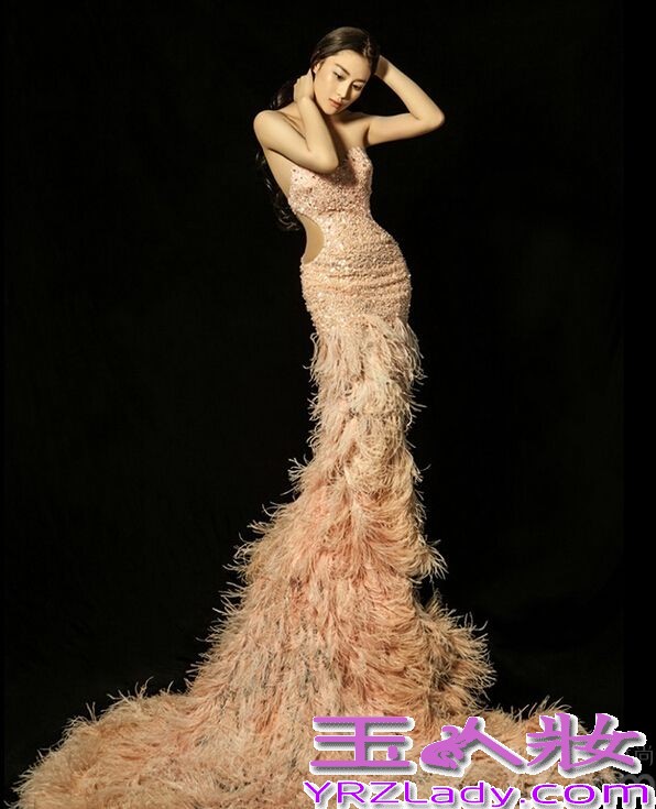 内地女星张馨予自与前男友李晨分手后就变得低调很多，近日她拍摄了一组最新性感写真图片，抛开昔日的大尺度，这一次的写真看起来更加高贵典雅。不过抹胸的羽毛裙还是难掩饱满的好身材。
